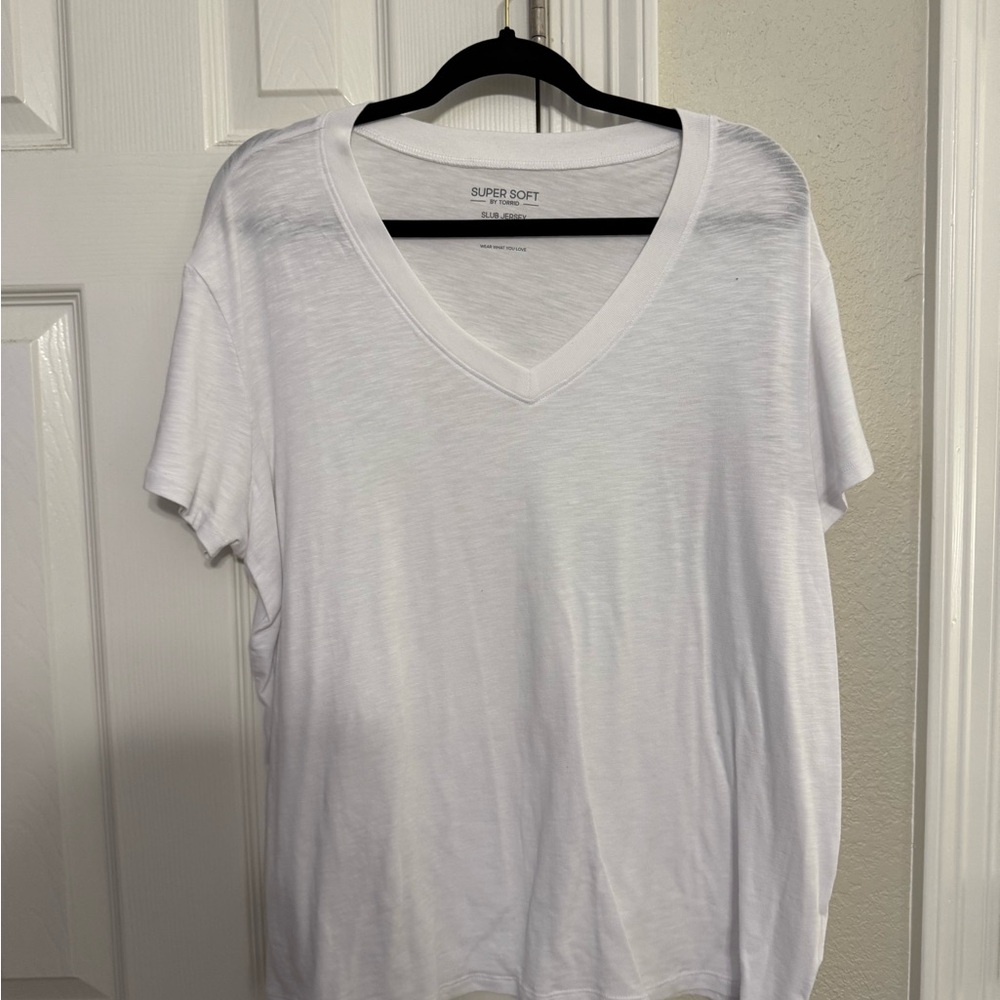 Torrid White V-Neck Short Sleeve Tee